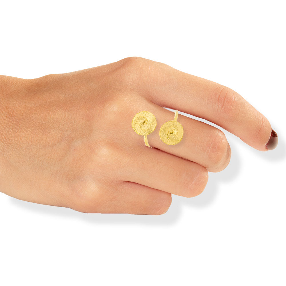 Anello placcato oro fatto a mano con piccoli fiori