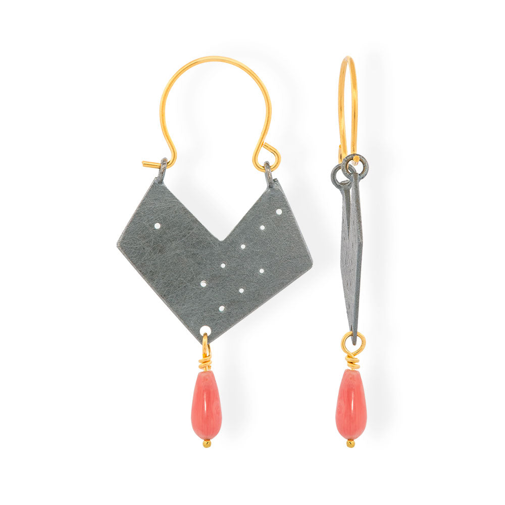 Orecchini fatti a mano in argento placcato oro e nero con coralli