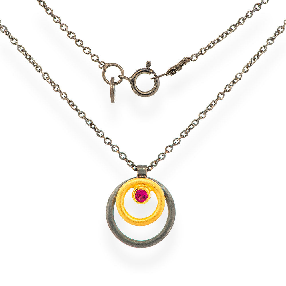 Χειροποίητα Επίχρυσo & Μαύρo Ασημένιo Κολιέ με Διπλούς Κύκλους & Κόκκινο Ζιρκόν