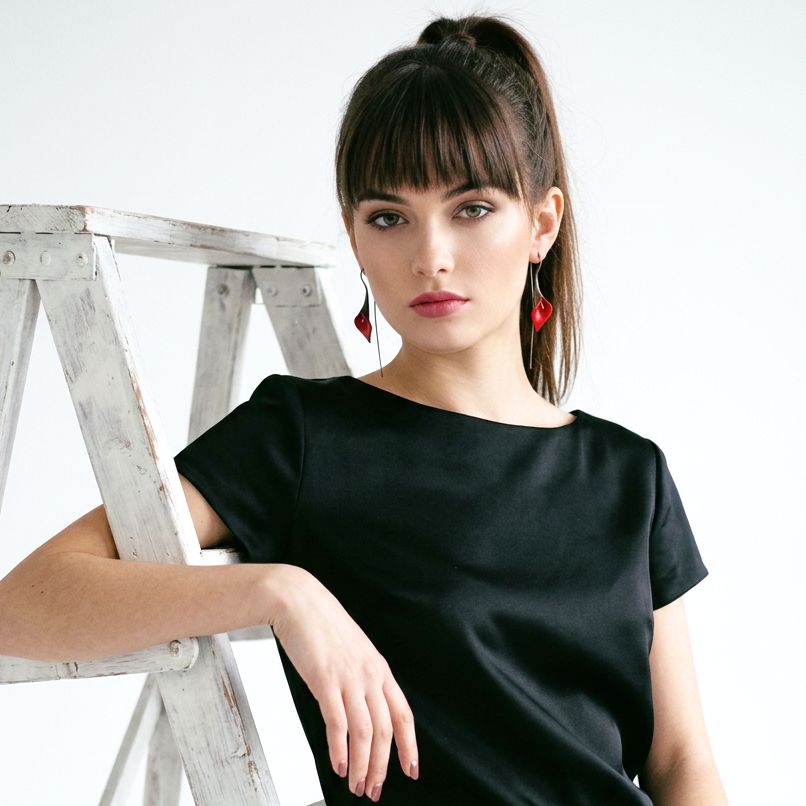 Orecchini pendenti fatti mano a forma di giglio rosso in argento placcato nero