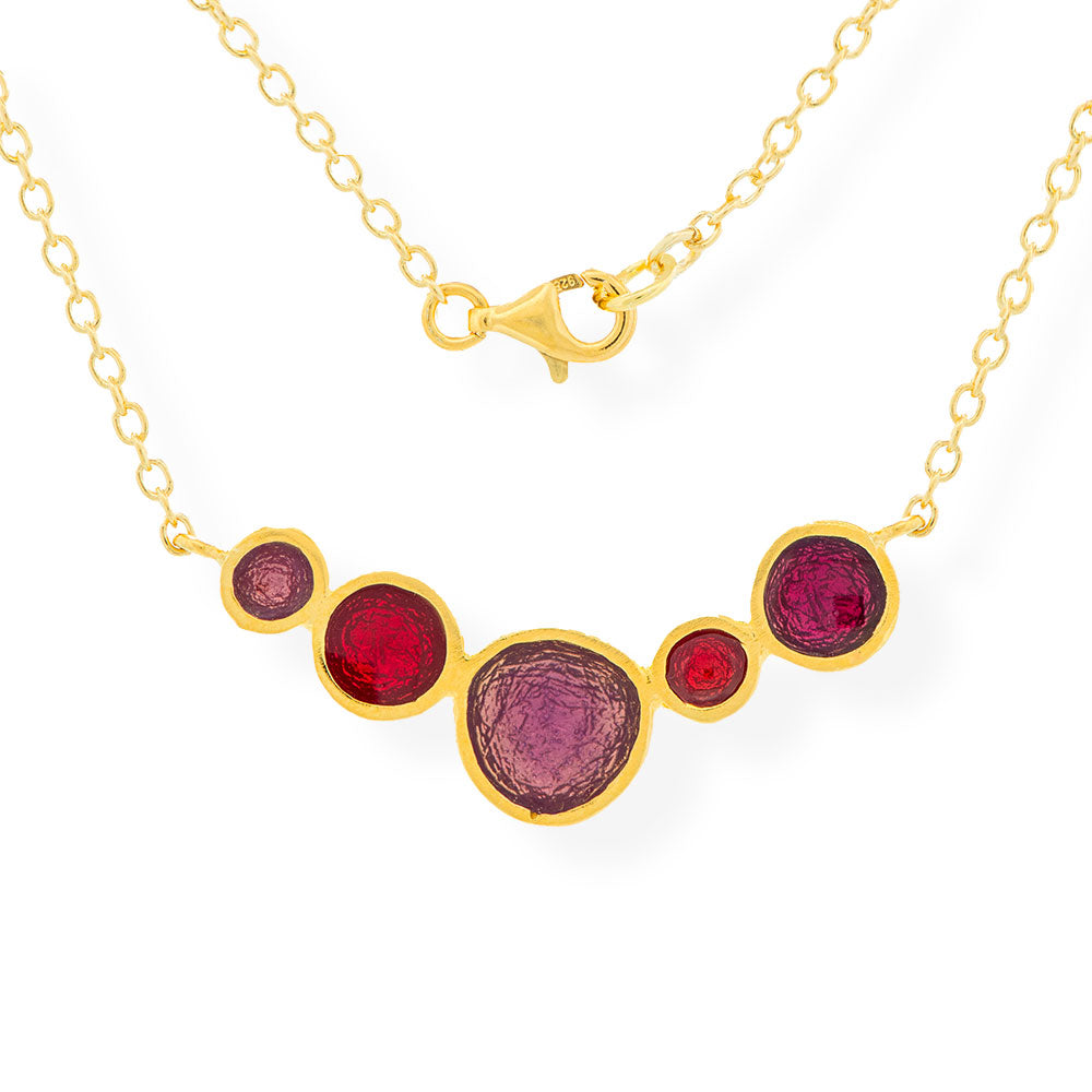 Collana in argento placcato oro fatta a mano con ciondolo in smalto con sfumature rosse 5 Pebbles