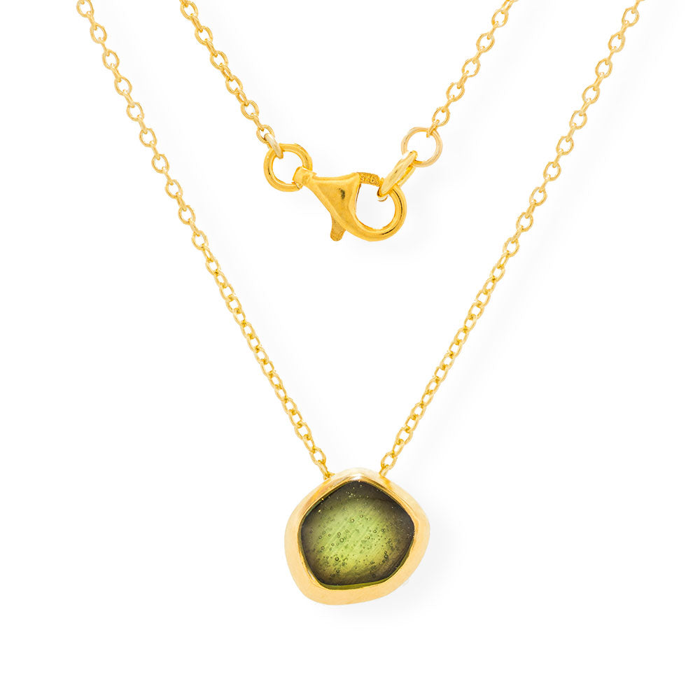 Collana in argento placcato oro fatta a mano con ciondolo in smalto verde Seaglass