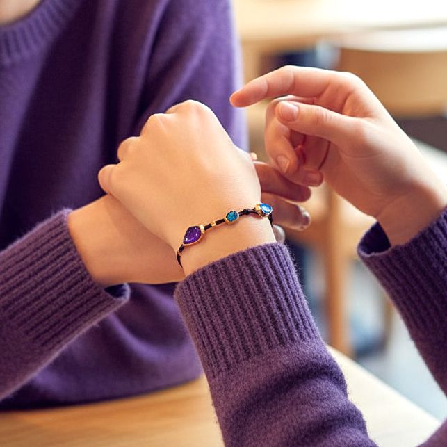 Χειροποίητο μαύρο βραχιόλι με επιχρυσωμένα ασημένια στοιχεία με σμάλτο μπλε & μωβ Seaglass