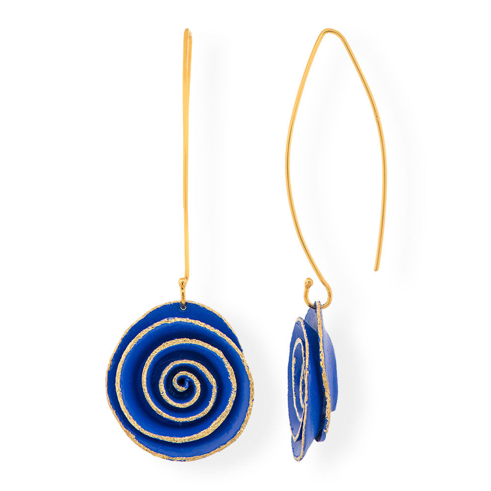 Orecchini a spirale blu placcati in oro fatti a mano