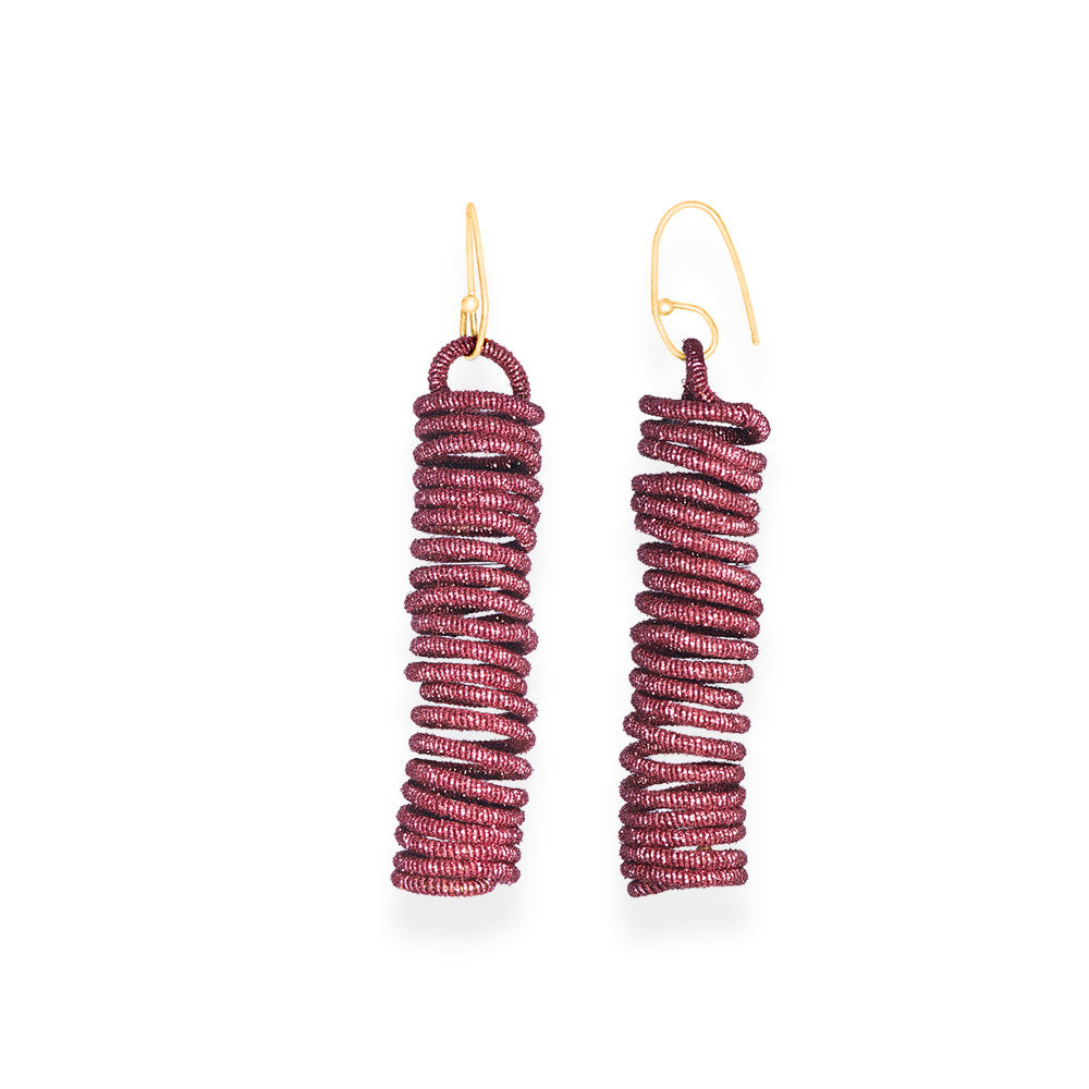 Orecchini artigianali a mano in filo metallico magenta