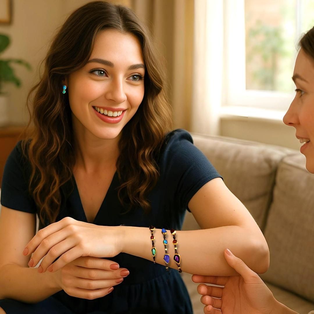 Braccialetto nero fatto a mano con elementi in argento placcato oro e smalto rosso, arancione e viola Seaglass